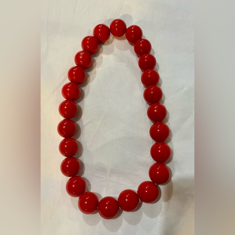 Vintage 1959 red elastic necklace with beautiful acrylic beads